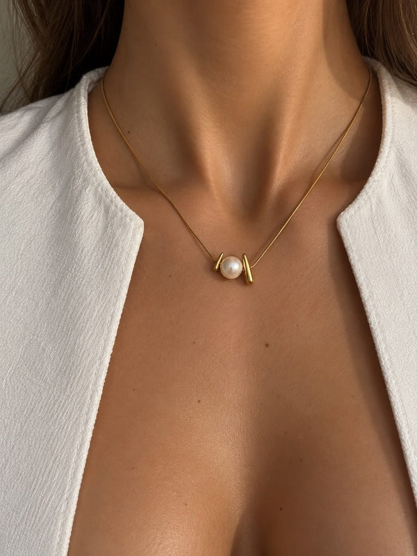 "PEARL EMBRACE NECKLACE"